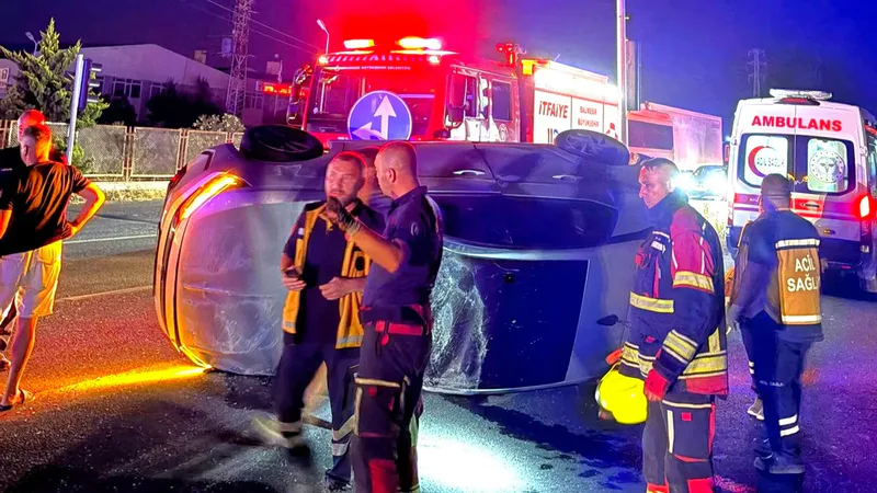 Ayvalık ilçe merkezindeki otogar kavşağında gece saatlerinde iki otomobilin çarpıştığı