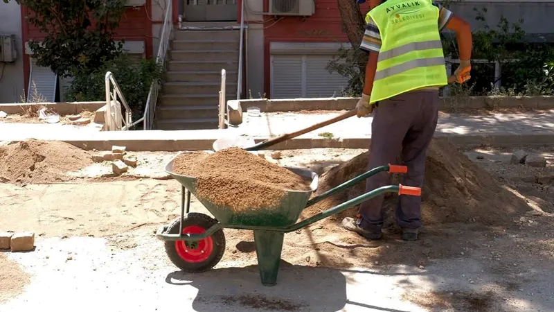 Ayvalık Belediyesi Fen İşleri Müdürlüğü ekipleri, ilçe genelinde doğalgaz altyapı