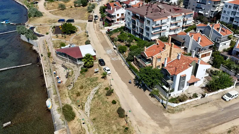 Ayvalık Belediyesi, Ali Çetinkaya Mahallesi'nde doğal gaz altyapısı sonrası bozulan