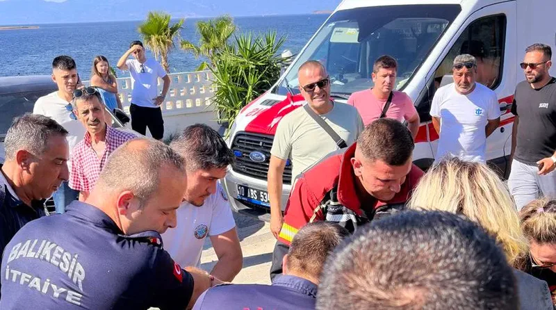 Ayvalık ilçesinde 15 Eylül Caddesi'nde 4 otomobilin karıştığı zincirleme trafik