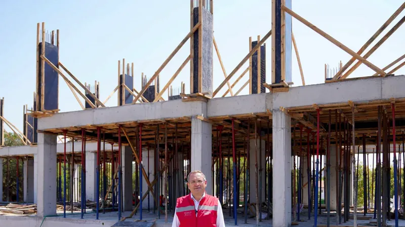 Ayvalık Belediye Başkanı Mesut Ergin, Yeni Mahalle'de inşası süren Sosyal