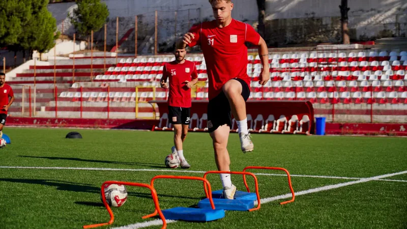 Ayvalık Belediye Başkanı Mesut Ergin, yeni sezon hazırlıklarını sürdüren Ayvalıkgücü