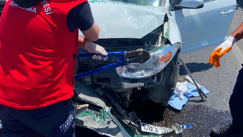 Balıkesir-Çanakkale karayolunun Edremit ilçesi Bademli ışıklı kavşağında iki otomobilin çarpışması