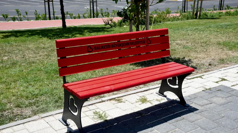Balıkesir Büyükşehir Belediyesi, kent mobilyalarını kendi atölyesinde üreterek belediye bütçesine