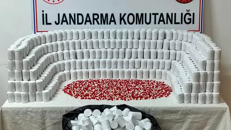 Balıkesir İl Jandarma Komutanlığı'nın şehir merkezinde düzenlediği narkotik operasyonunda 78