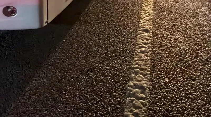 Balıkesir-Çanakkale karayolunda seyir halindeki yolcu otobüsünün motor kısmında çıkan yangın,