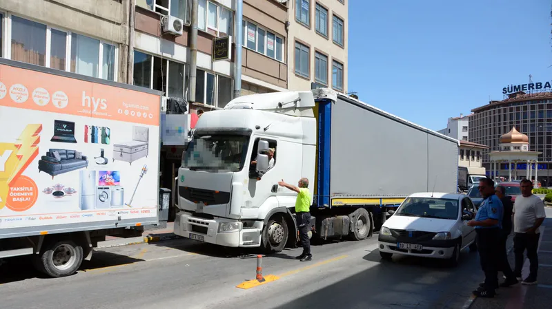 Balıkesir Altıeylül'de navigasyon yönlendirmesiyle şehir merkezine giren tır, dar yolda