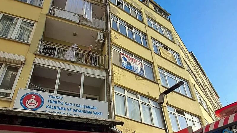 Karesi ilçesi Dumlupınar Mahallesi'nde 4 katlı bir apartmanın mutfağında çıkan