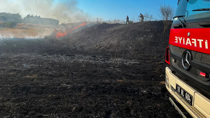 Balıkesir'in Kepsut Yolu güzergahında çıkan yangın, rüzgarın etkisiyle geniş bir