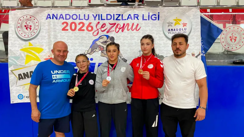 Balıkesir Büyükşehir Belediyesporlu genç kadın güreşçiler, Aydın'da düzenlenen Anadolu Yıldızlar