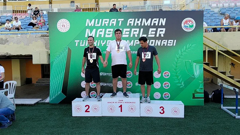 İzmir'de düzenlenen Murat Akman Masterler Türkiye Şampiyonası'nda Balıkesirli beden eğitimi