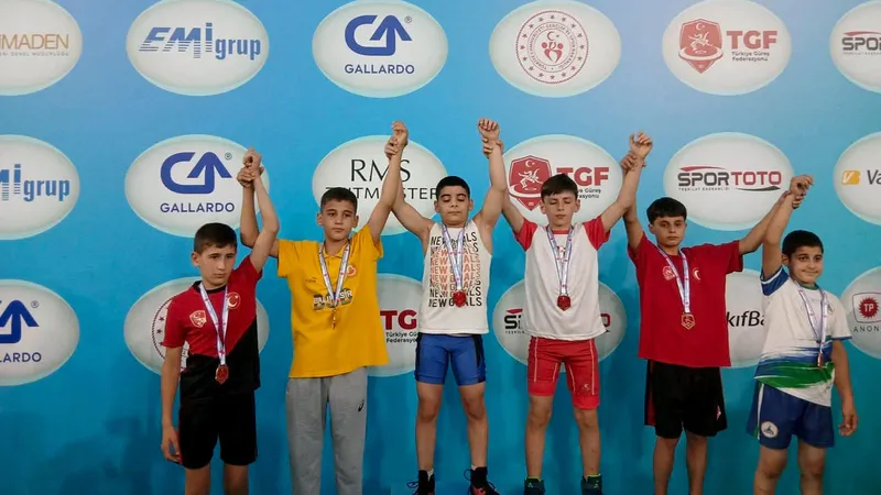 Ankara'da düzenlenen Minikler Serbest Güreş Türkiye Şampiyonası'nda Balıkesir Büyükşehir Belediyesporlu