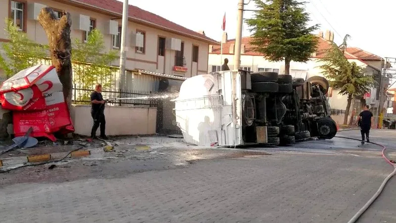Balıkesir'in Balya ilçesinde akaryakıt yüklü tanker kontrolden çıkarak yan yattı.