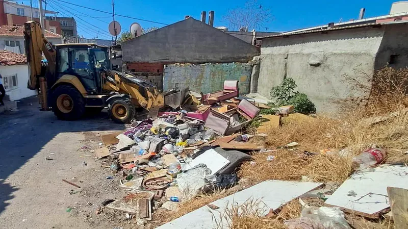 Bandırma Belediye Başkanı Dursun Mirza, kent genelinde sürdürülen temizlik çalışmalarına