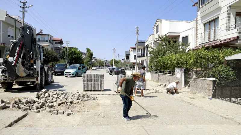Burhaniye Belediyesi Fen İşleri Müdürlüğü ekipleri, ilçenin dört bir yanında