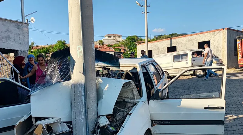 Balıkesir'in Burhaniye ilçesine bağlı Bahadınlı Mahallesi'nde kontrolden çıkan otomobilin elektrik