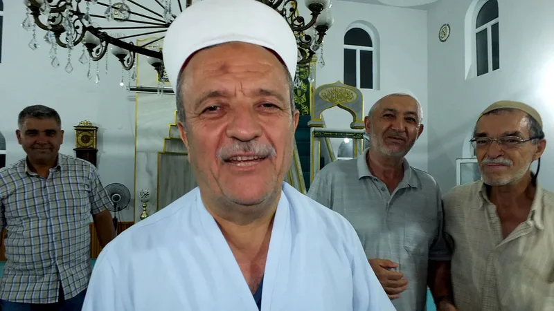 Burhaniye ilçesinde Ramazan ayıyla birlikte yoğunlaşan imam dayanışması sürüyor. Edremitli