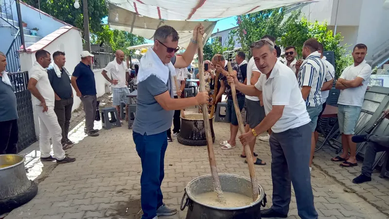 Burhaniye ilçesinde düğün ve sünnetlerde keşkek dövme geleneği devam ediyor.