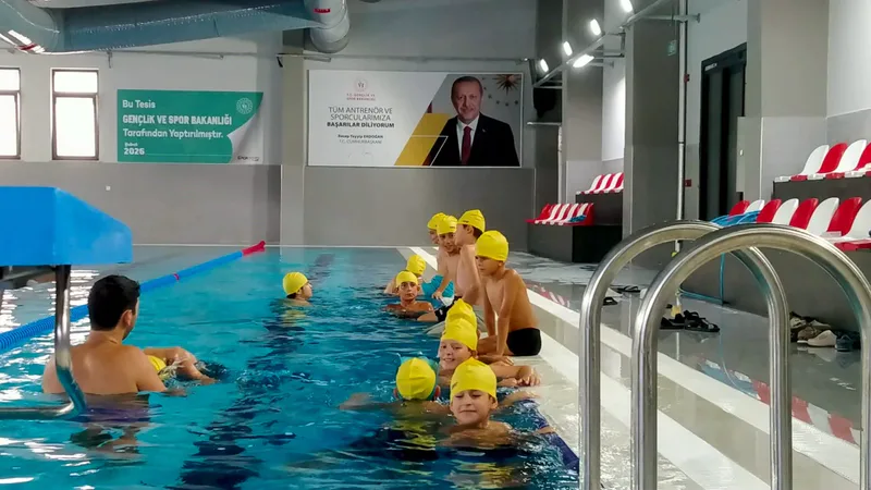 Burhaniye ilçesinde müftülüğün yaz Kur'an kurslarına katılan öğrenciler, manevi rehberler