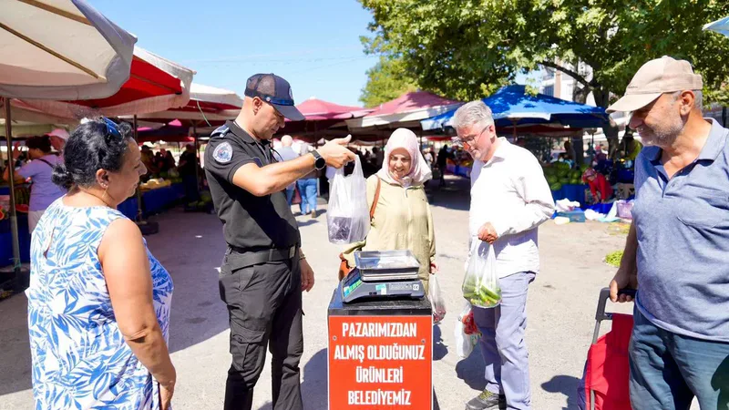 Burhaniye Belediyesi Zabıta Müdürlüğü, ilçe genelindeki semt pazarlarında hijyen, fiyat
