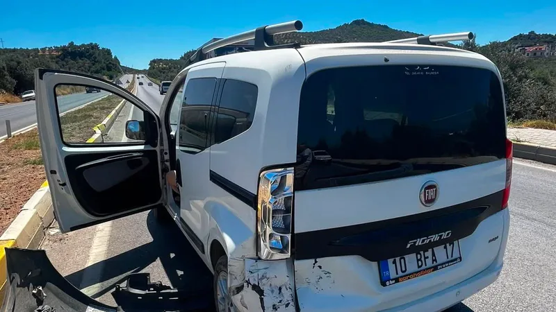 Burhaniye E-87 Karayolu üzerindeki İskele Mahallesi Adyar mevkiinde trafik ışıklarında