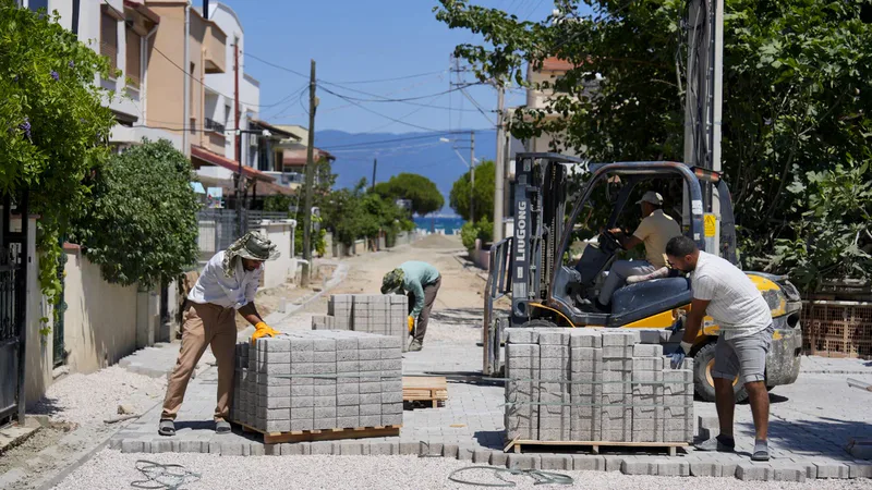 Burhaniye Belediyesi Fen İşleri Müdürlüğü ekipleri, ilçe genelinde asfalt yama,