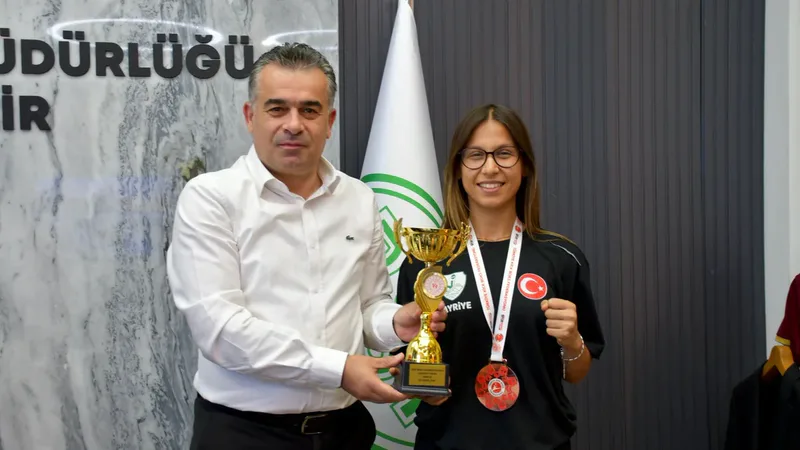 DSİ Spor Kulübü sporcusu Hayriye Kapucu, Bolu'da düzenlenen Türkiye Kick
