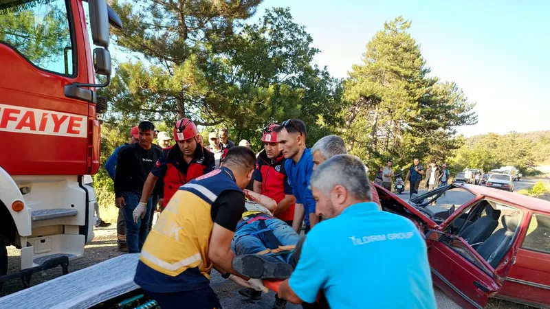 Balıkesir'in Dursunbey ilçesinde Adaören yolunda iki otomobilin çarpışması sonucu meydana