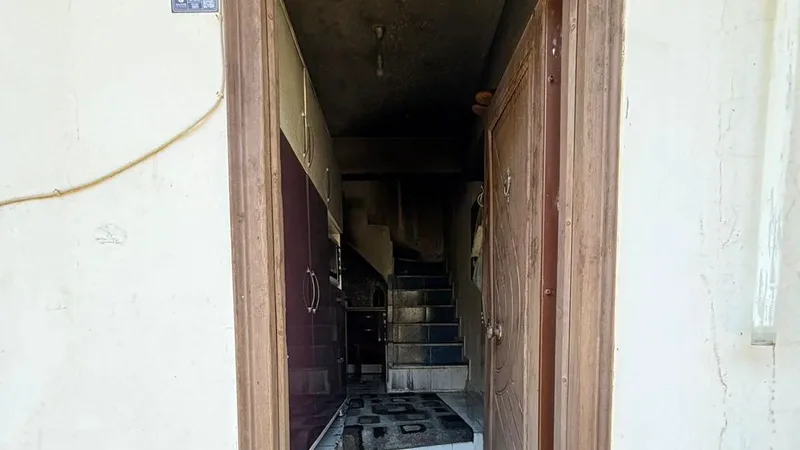 Edremit'in Altınoluk Mahallesi'nde bir ikamette çıkan yangın, itfaiye ekiplerinin yoğun