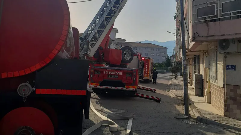 Edremit ilçesi Hamidiye Mahallesi 15139 Sokak'ta bir apartmanın çatısında çıkan