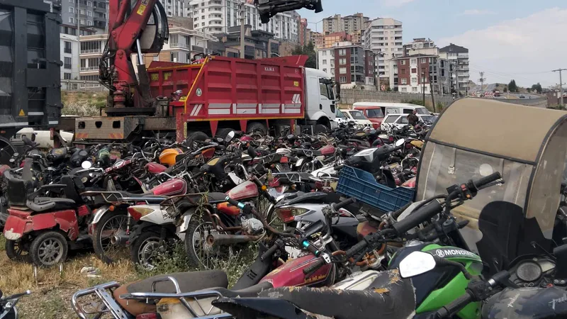 Edremit Emniyet Yediemin Otoparkı'nda yıllardır bekleyen 69 hurda araç, Milli