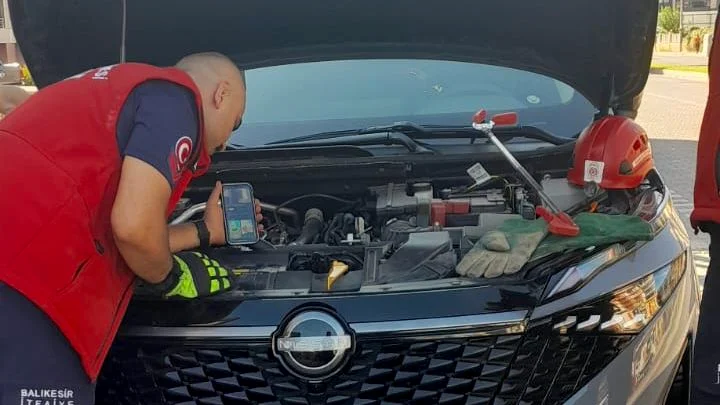 Balıkesir'in Edremit ilçesinde park halindeki otomobilin motor kısmına giren anne