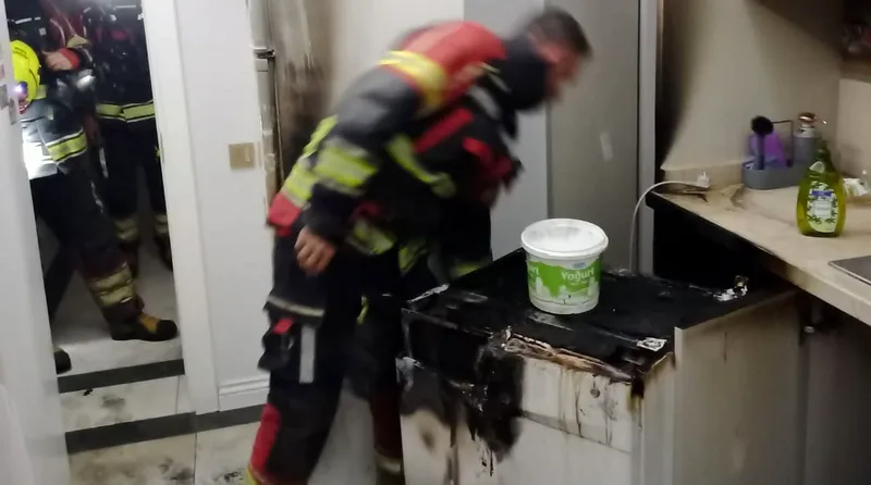 Edremit ilçesi İkizçay Mahallesi'nde 4 katlı bir apartmanın ikinci katında