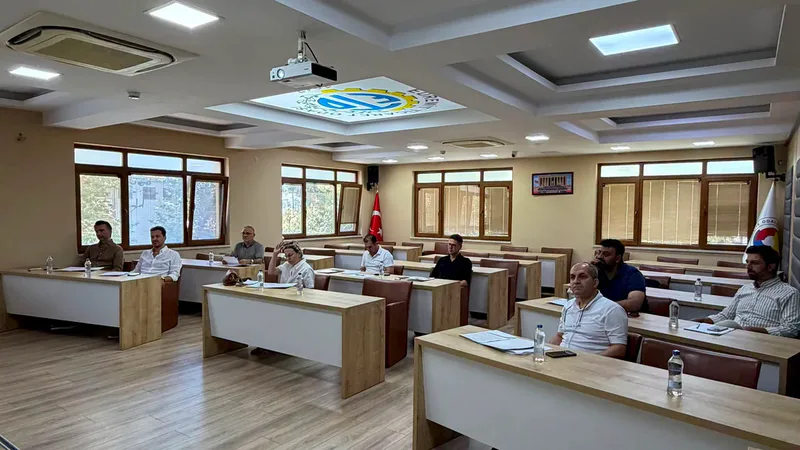 Edremit Ticaret Odası'nda düzenlenen toplantıda, TOBB ve Meslek Yüksekokulları Eğitim