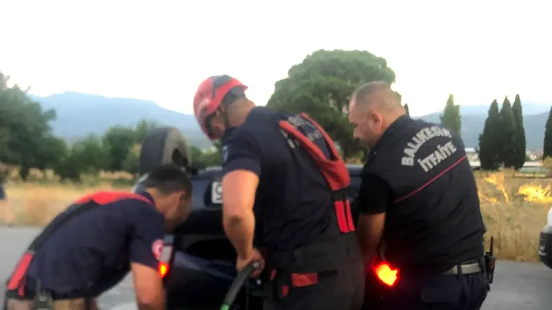 Balıkesir'in Edremit ilçesinde sabah saatlerinde kontrolden çıkarak takla atan otomobilde