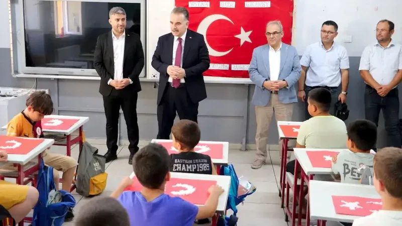 Edremit Kaymakamı Ahmet Odabaş ve İlçe Millî Eğitim Müdürü Ramazan