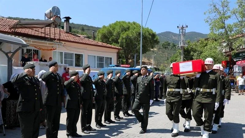 Edremit ilçesinde Kıbrıs Gazisi Murat Doğan (76), düzenlenen askeri törenle