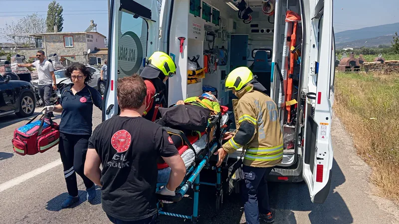 Erdek-Bandırma karayolu Düzler mevkiinde iki otomobilin kafa kafaya çarpıştığı trafik