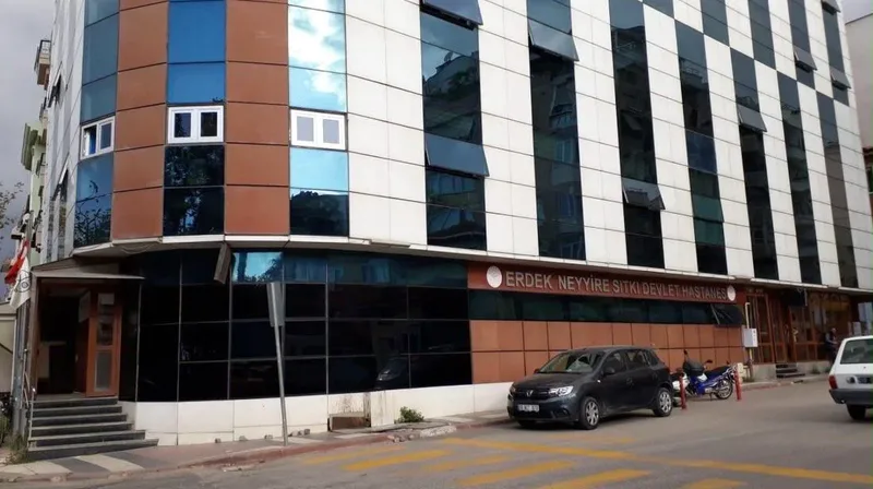 Erdek'in Ocaklar Mahallesi'nde denize girdikten sonra suda çırpınmaya başlayan 54