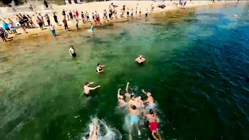 Balıkesir'in Erdek ilçesinde denizde boğulmak üzere olan Salih D., vatandaşların