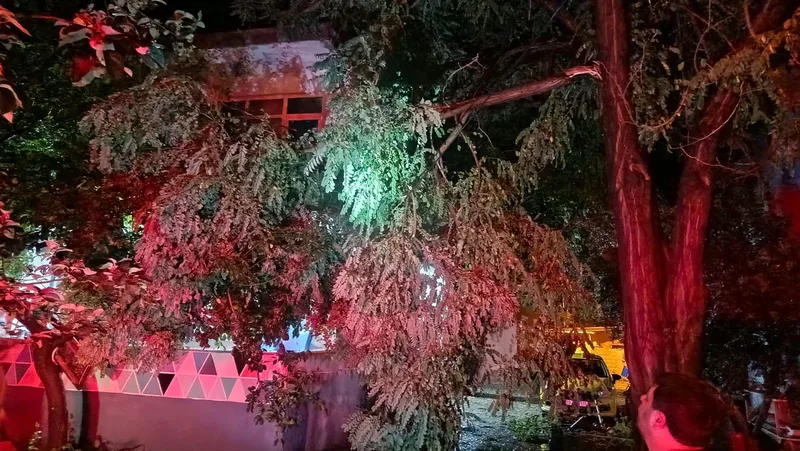 Balıkesir'in Erdek ilçesinde akşam saatlerinde etkili olan süper hücre fırtınası