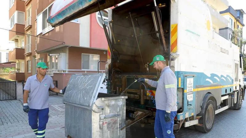 Gönen Belediyesi Temizlik İşleri Müdürlüğü, ilçe genelindeki çöp konteynerlerini özel