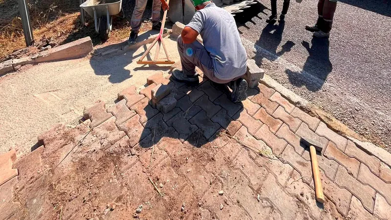 Gönen Belediyesi, Hacıvelioba, Karşıyaka ve Gündoğdu mahallelerinde parke taş tamiri,