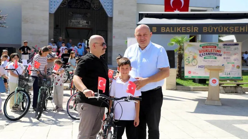 Gönen'de Kur'an kurslarını başarıyla tamamlayan 70 çocuğa bisiklet hediye edildi.