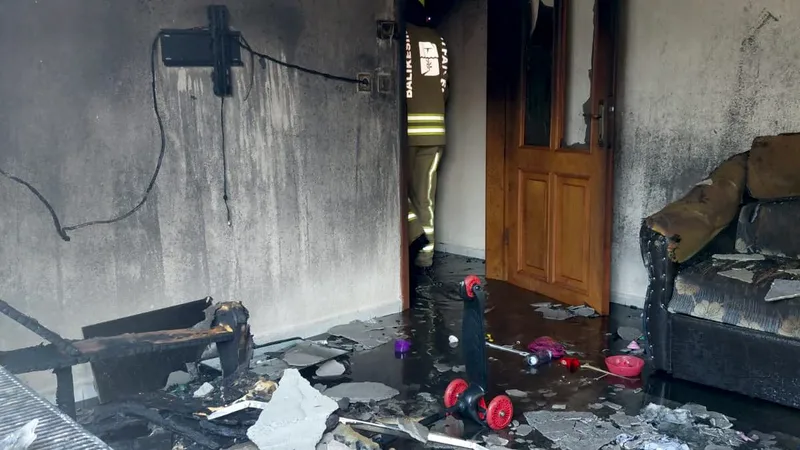 Gönen ilçesi Reşadiye Mahallesi'nde 3 katlı bir binanın giriş katında