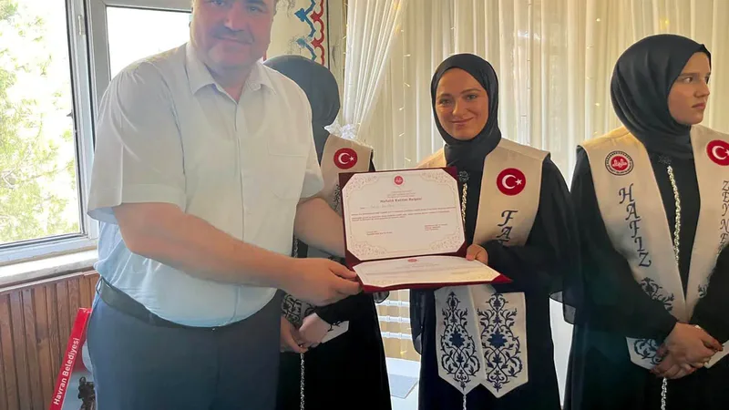 Havran'da Çamdibi Hafızlık Yatılı Kız Kur'an Kursu öğrencileri hafızlık icazetlerini