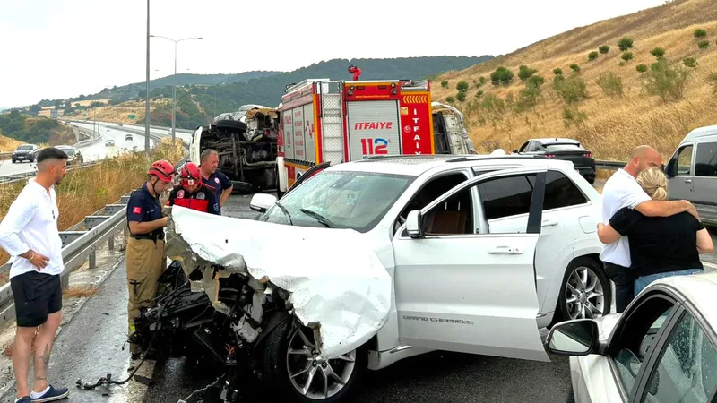 İstanbul-İzmir Otoyolu'nun Susurluk Balıklıdere mevkisinde saman yüklü tır ile lüks