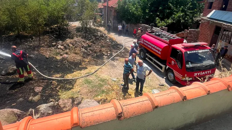 İvrindi'ye bağlı Kocaavşar Mahallesi'nde çıkan ot yangını, rüzgarın etkisiyle bir