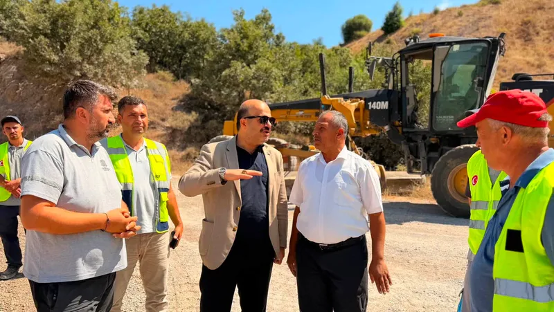 İvrindi Belediye Başkanı Önder Lapanta, Çukurlar Mahallesi'nde sathi kaplama asfalt