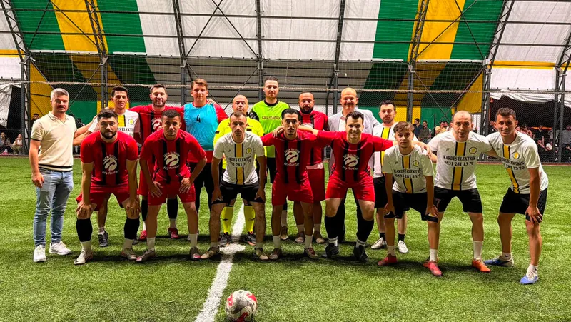 İvrindi'de düzenlenen DMD Şenol Berk Futbol Turnuvası'nın finalinde Arkadaş Kasabı,